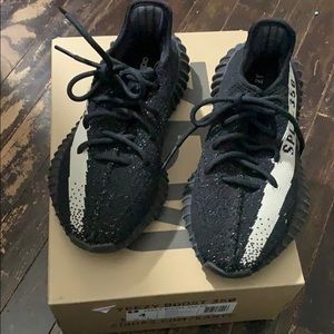 YEEZY size 4